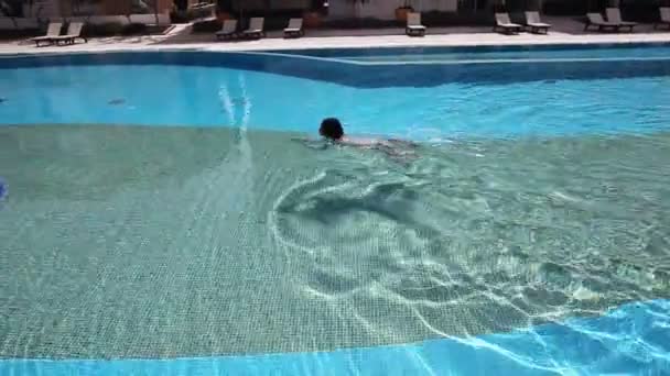 Mujer disfrutando en la piscina — Vídeo de stock