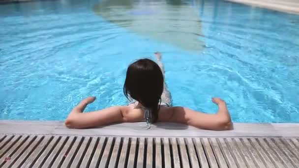 Mujer disfrutando en la piscina — Vídeo de stock