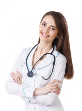 Kollarını kavuşturmuş gülümseyen doktor. 