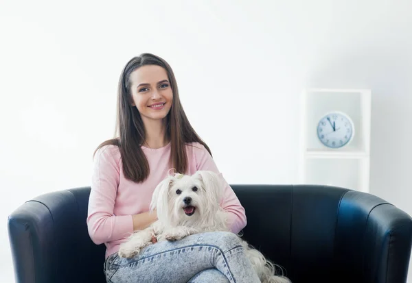 Wanita dengan anjing lucu duduk di sofa — Stok Foto