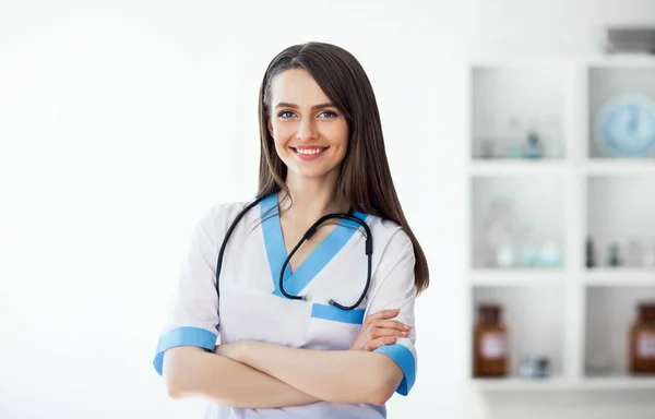 Doctor with arms crossed in hospital — Stock Photo, Image