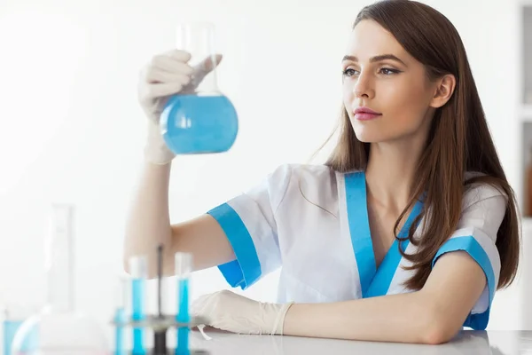 Investigadora química femenina — Foto de Stock