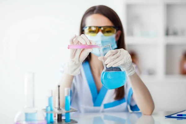Wetenschapper doe test in laboratorium — Stockfoto