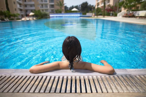 Женщина расслабляется в бассейне. — стоковое фото
