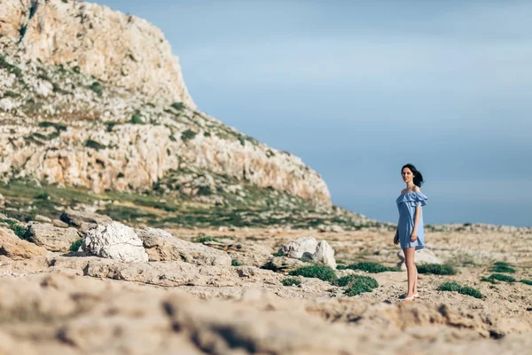 Mujer caminando en el desierto rocoso —  Fotos de Stock