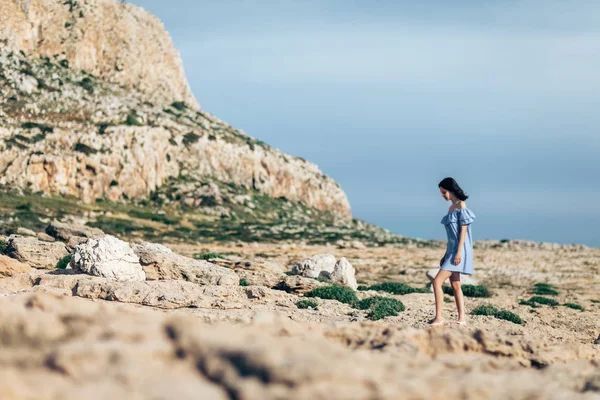 Mujer caminando en el desierto rocoso —  Fotos de Stock