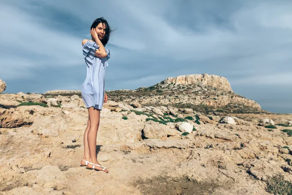 Женщина, стоящая на скалистой пустыне — стоковое фото