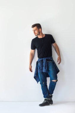 Gerente macho excitado aplaudiendo