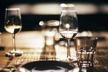 Restoranda servis masası