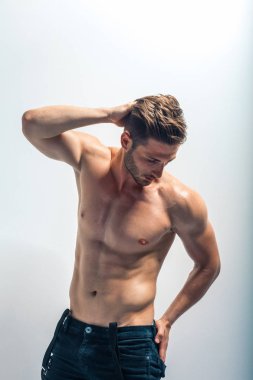 saç dokunmadan gömleksiz genç adam