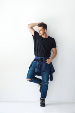 Gerente macho excitado aplaudiendo