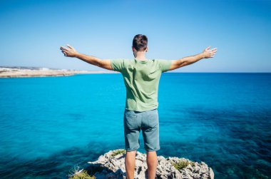 cliff Kollarını açarak genç adam 