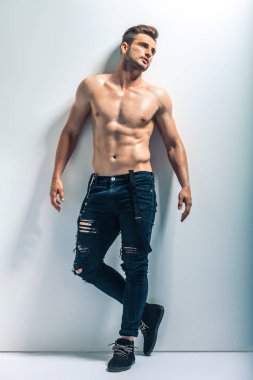 gömleksiz genç adam portresi