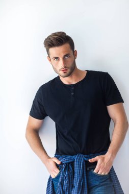 Gerente macho excitado aplaudiendo 