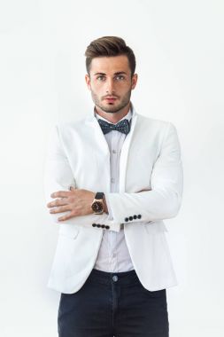 şık elbiseli yakışıklı adam 