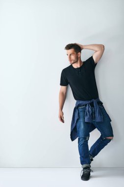 Gerente macho excitado aplaudiendo