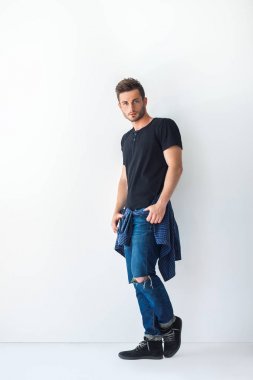 Gerente macho excitado aplaudiendo