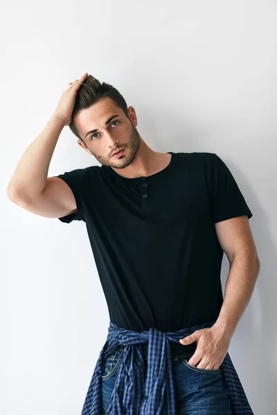 Guapo joven en ropa casual — Foto de Stock