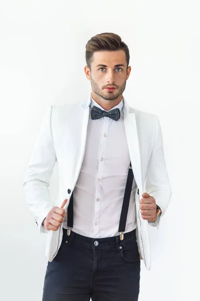 Przystojny, młody człowiek w elegancki garnitur — Zdjęcie stockowe