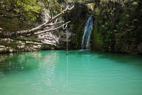 Lindo lago de montanha — Fotografia de Stock