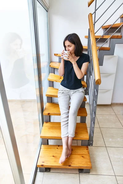 Beautiful young woman drinking coffee — Stock Photo, Image