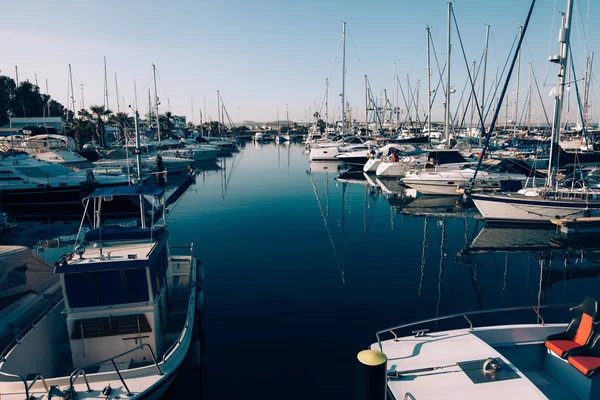 Zeilboten en jachten in de haven — Stockfoto