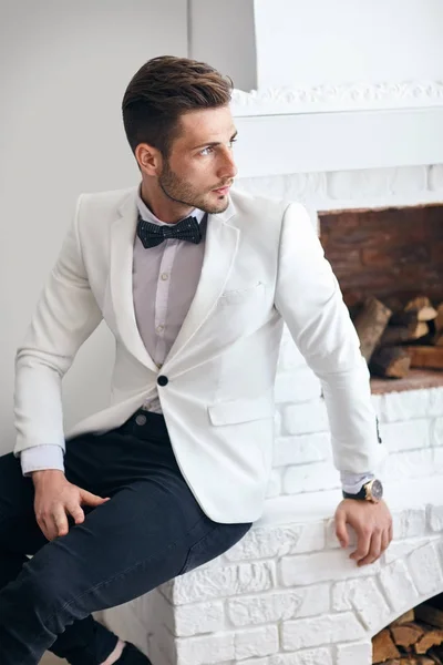 Handsome man in white elegant suit — Stock Photo, Image