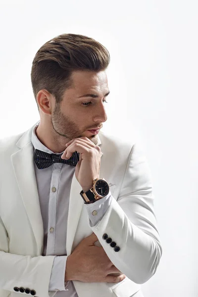 Przystojny mężczyzna w elegancki garnitur — Zdjęcie stockowe