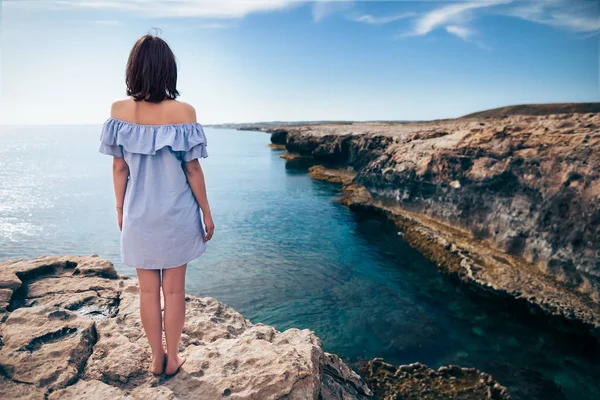 Jovem mulher de pé na capa Greco — Fotografia de Stock