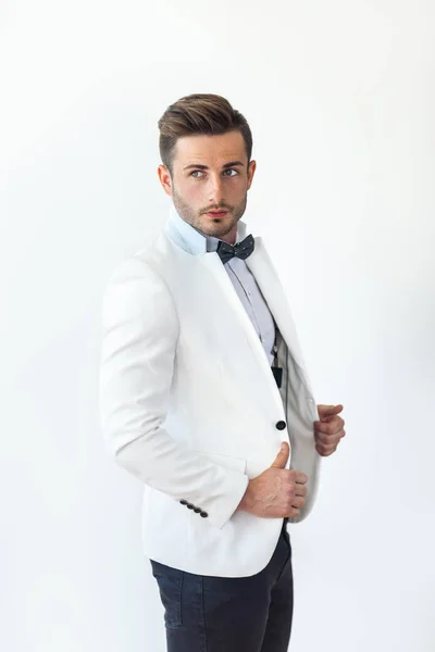 Joven guapo en traje elegante — Foto de Stock