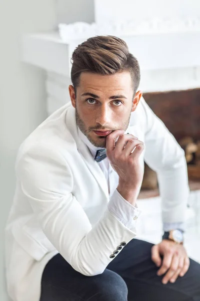 Hombre guapo en traje elegante — Foto de Stock