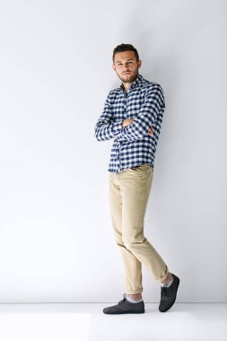 Kendine güvenen kollu yakışıklı adam geçti 