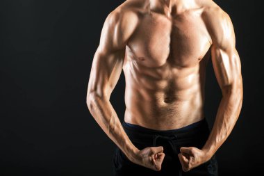 Genç seksi adam güçlü kas gövde