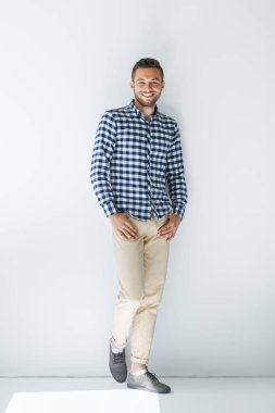 şık rahat kıyafetler içinde çekici adam