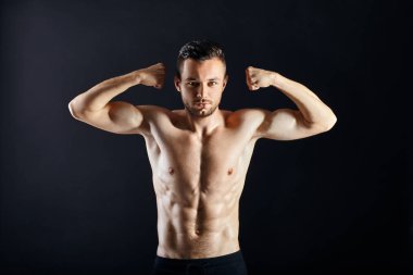 gömleksiz adam gösteren kaslar 