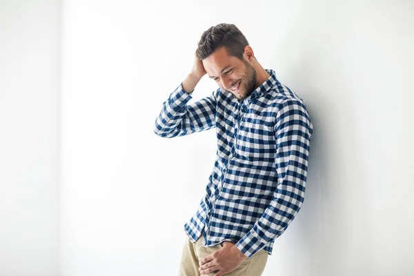 Bonito homem tocando no cabelo — Fotografia de Stock