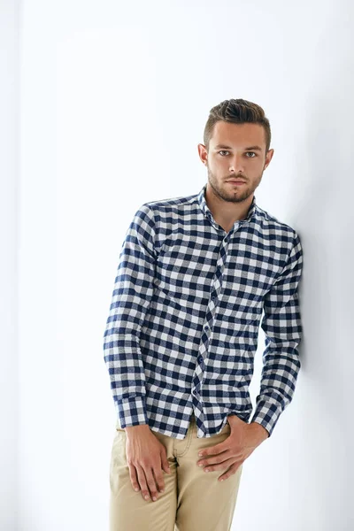 Hombre encantador en ropa casual con estilo — Foto de Stock