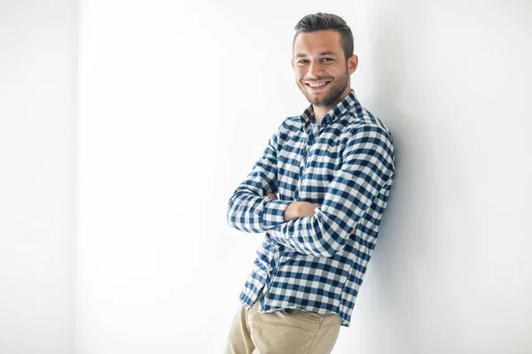 Homem bonito com braços cruzados — Fotografia de Stock