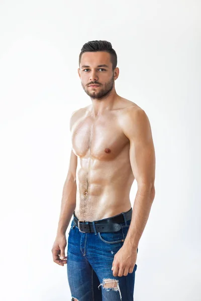 Muskularny mężczyzna shirtless w dżinsach — Zdjęcie stockowe