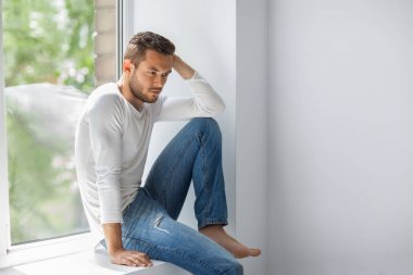 düşünceli adam pencere pervazına üzerinde rahatlatıcı