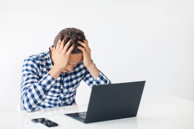 dizüstü bilgisayar ile stresli yorgun genç iş adamı