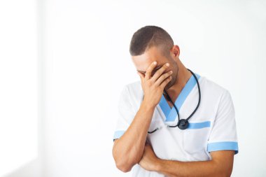 yorgun ve stresli bir doktor 