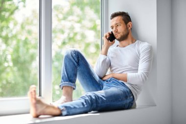 yakışıklı adam üstünde hareket eden telefon konuşma 