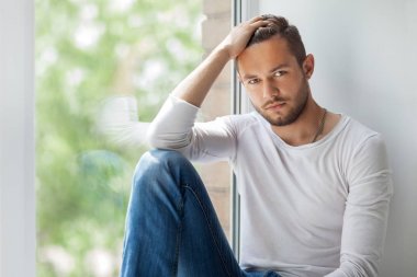 düşünceli adam pencere pervazına üzerinde rahatlatıcı