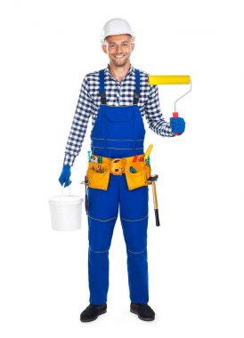 Ressam rulo ve kova ile gülümseyen