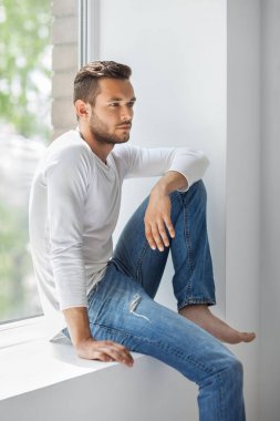 düşünceli adam pencere pervazına üzerinde rahatlatıcı