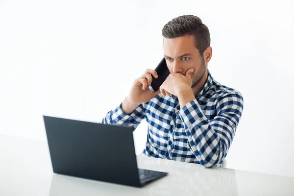 Affärsman med laptop talar på mobiltelefon — Stockfoto