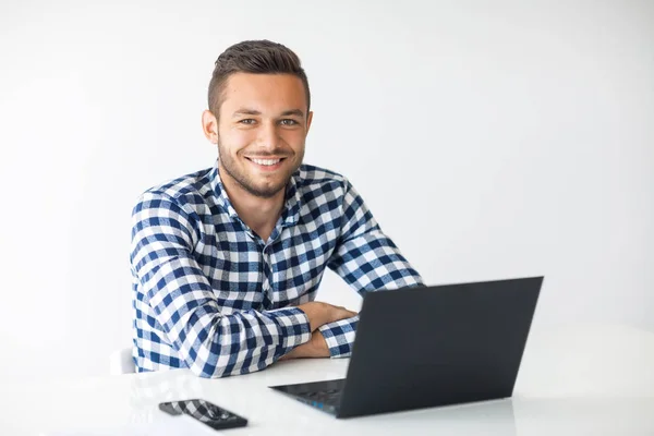 Knappe Glimlachende man met laptop — Stockfoto
