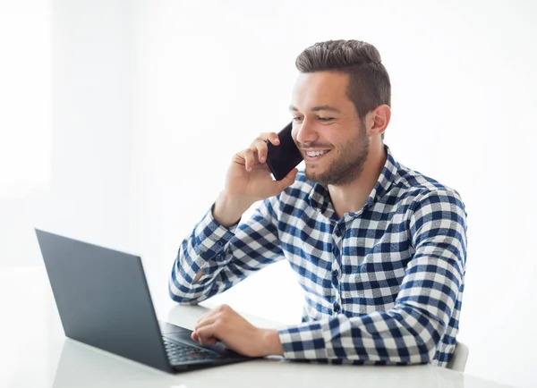 Gelukkig knap man typen op laptop — Stockfoto