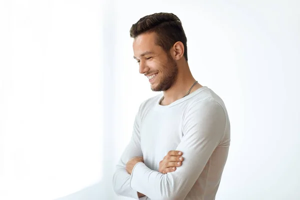 Sorrindo homem bonito com braços cruzados — Fotografia de Stock